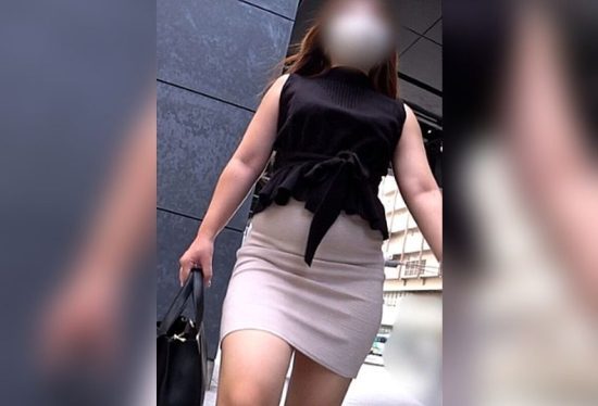 [FC2-PPV-4821051] [Part 1] [Slit Collapse] The Tight Skirt is Raised Too High, Fully Exposing the Bare Buttocks